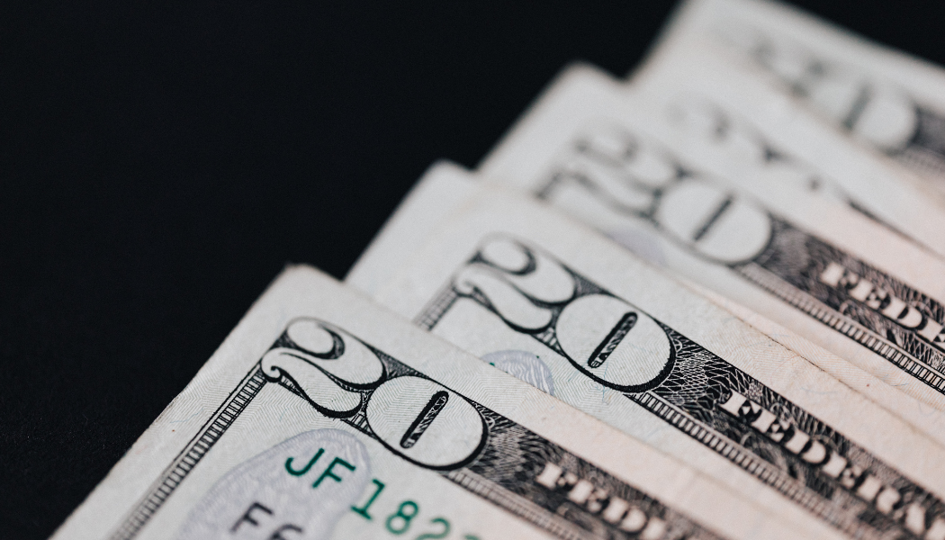 Dólar cai para menos de R$ 5 com tensão envolvendo Donald Trump e o Irã; Ibovespa registra alta