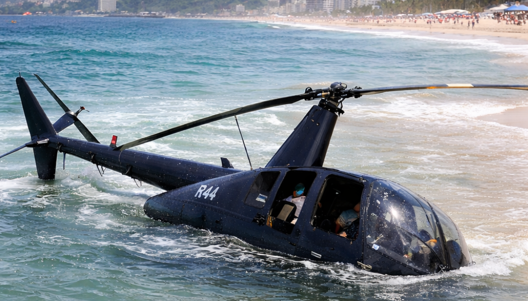 Helicóptero realiza pouso de emergência na Praia da Barra da Tijuca, no Rio