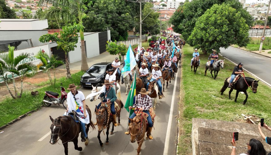 Cavalgada e Queima do Alho da FemCafé movimentam sábado com shows e homenagens