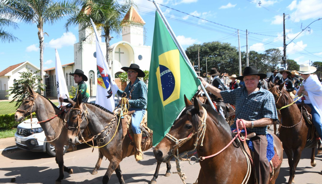 Cavalgada e Queima do Alho movimentam público e preservam tradições na FemCafé 2026 em Patrocínio