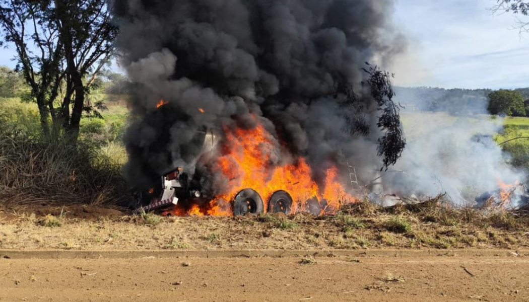 Carreta carregada com óleo vegetal é destruída por incêndio após acidente na BR-365