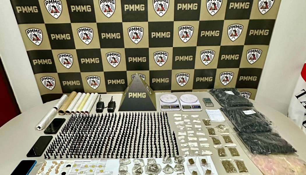 Durante operação da PM, homem tenta escapar pulando muros, resiste à prisão e acaba detido com grande quantidade de drogas em Celso Bueno
