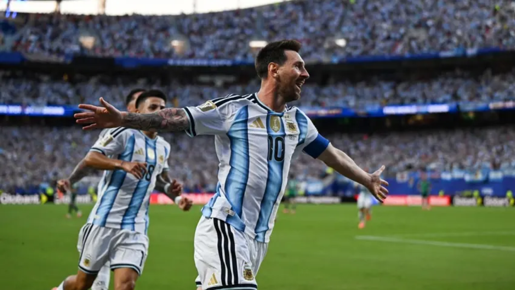 Messi marca três vezes, e se torna maior artilheiro de copas em goleada da Argentina sobre a Argélia na estreia da Copa