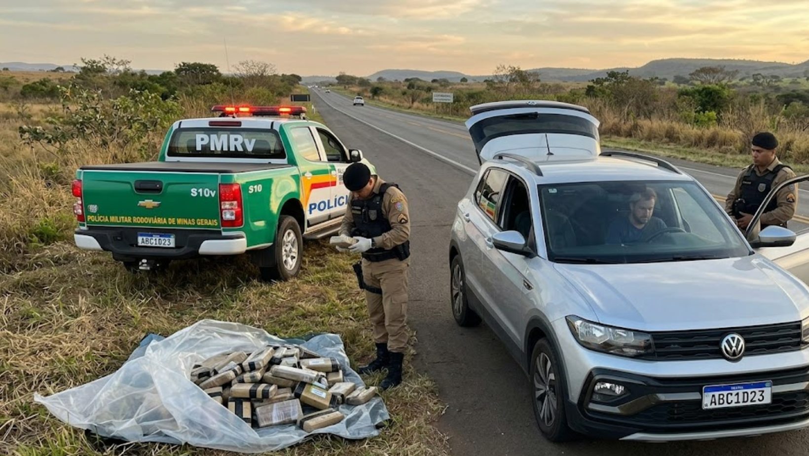 PM Rodoviária apreende 59 barras de maconha durante abordagem na MG-188
