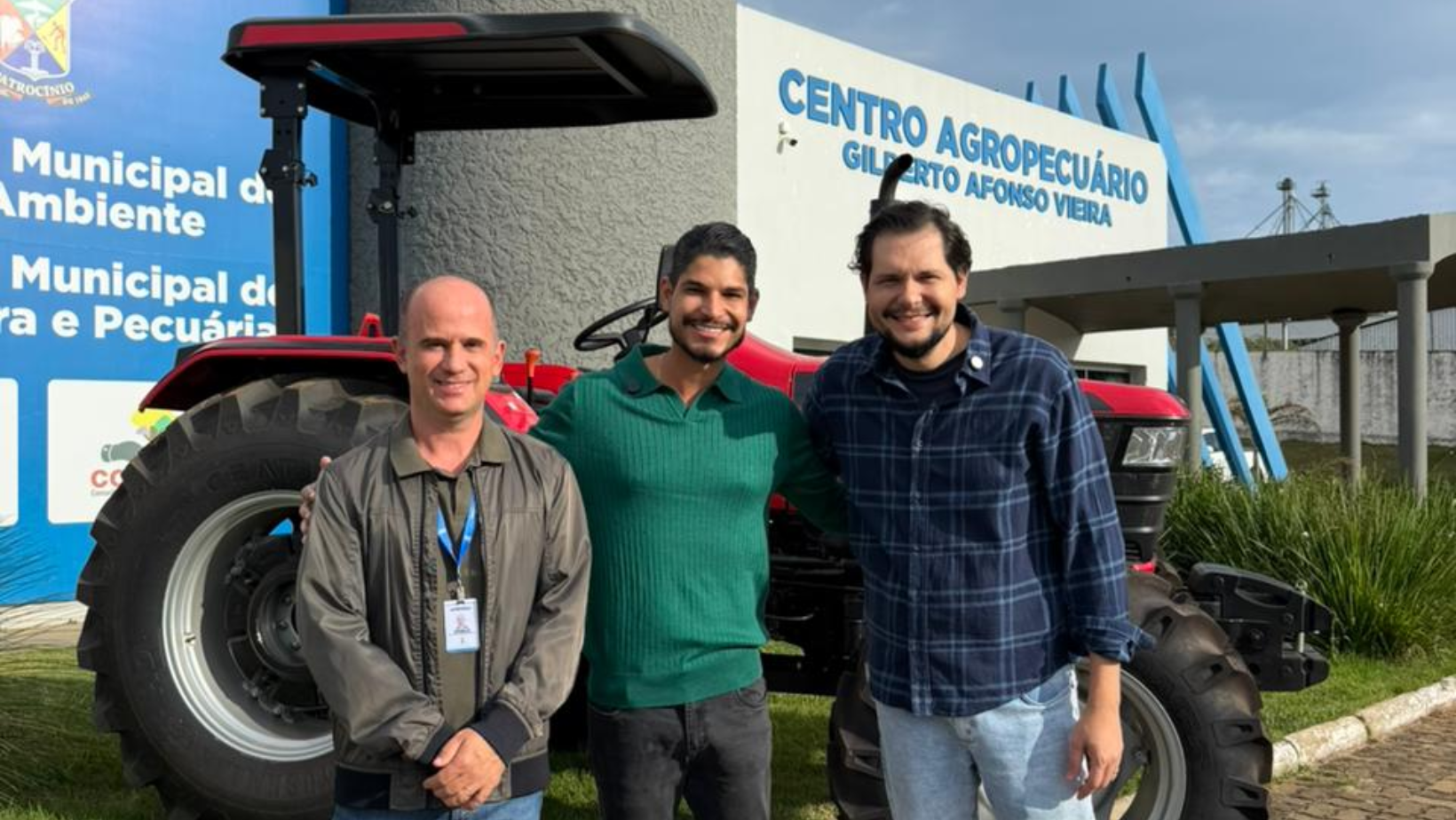 Salitre de Minas recebe trator 0 km para fortalecer o atendimento às comunidades rurais