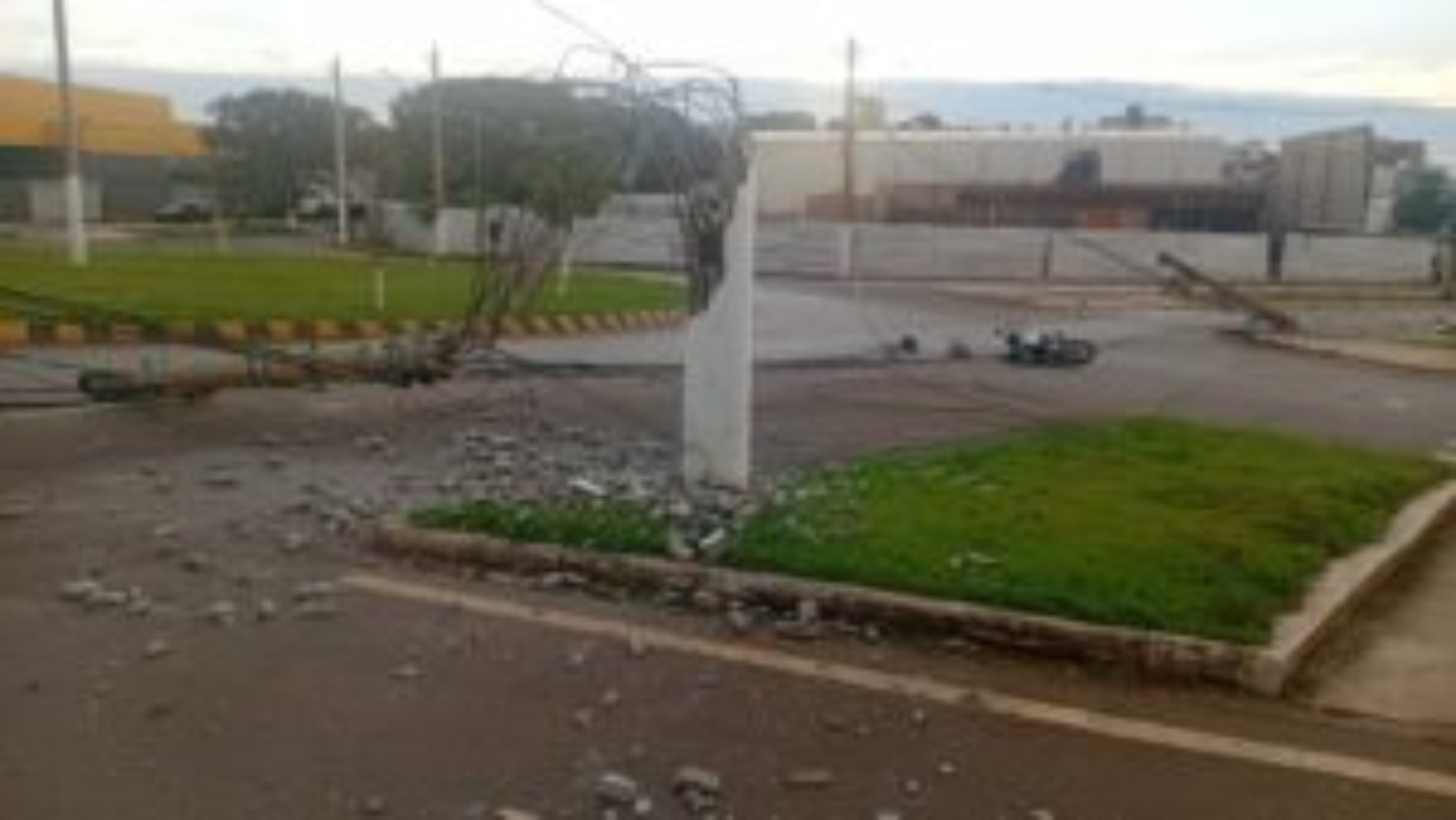 Motorista perde controle de caminhonete e atinge postes de iluminação em Patrocínio