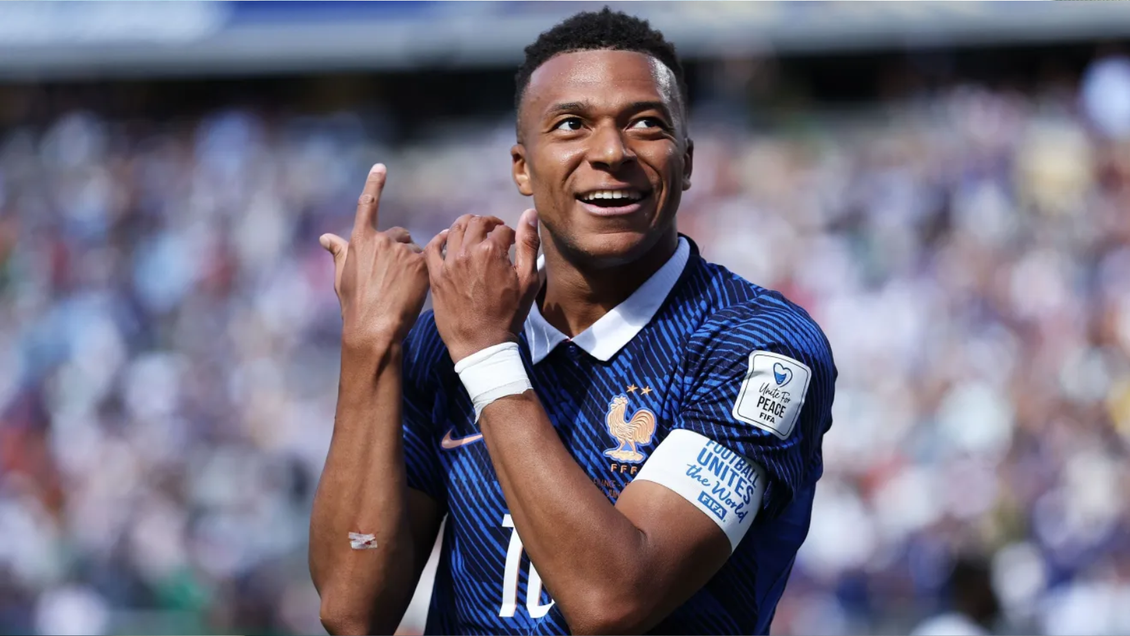 França vence Senegal por 3 a 1 na estreia da Copa do Mundo com show de Mbappé