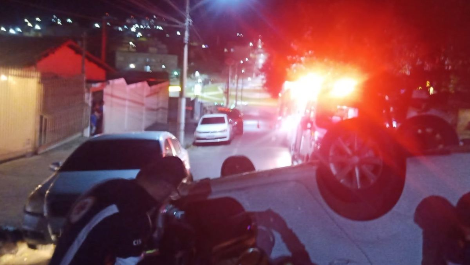 Carro capota na Avenida Jacinto Barbosa e motorista é resgatado pelos bombeiros em Patrocínio