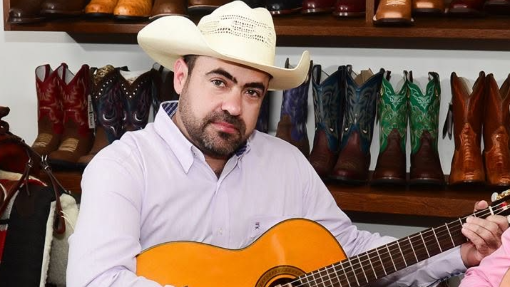 Cantor Paulo, da dupla Paulo & Dênio, sofre AVC após show e permanece internado em estado grave