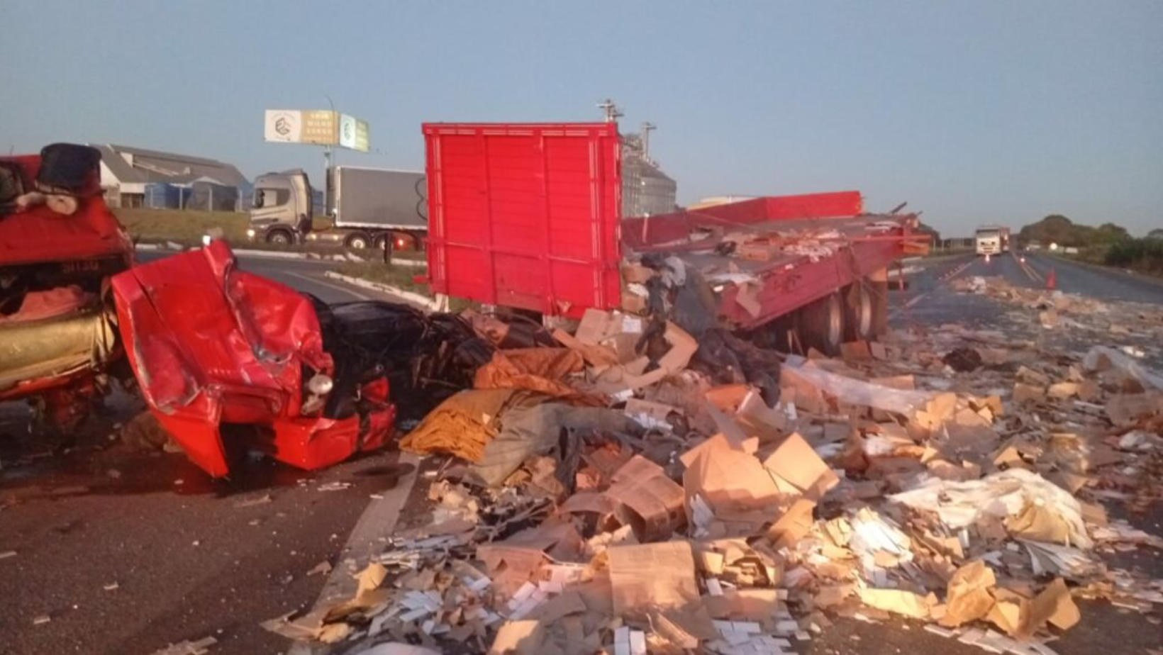 Colisão entre caminhões bloqueia BR-365 no trevo da BR-146 e deixa dois motoristas feridos
