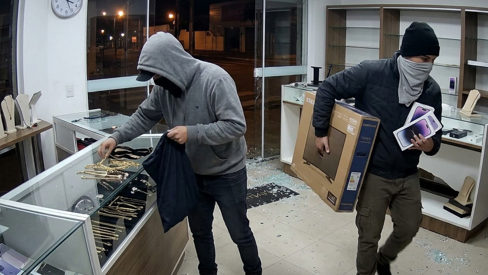 Criminosos invadem loja no Centro de Patrocínio e furtam celulares, joias e televisão