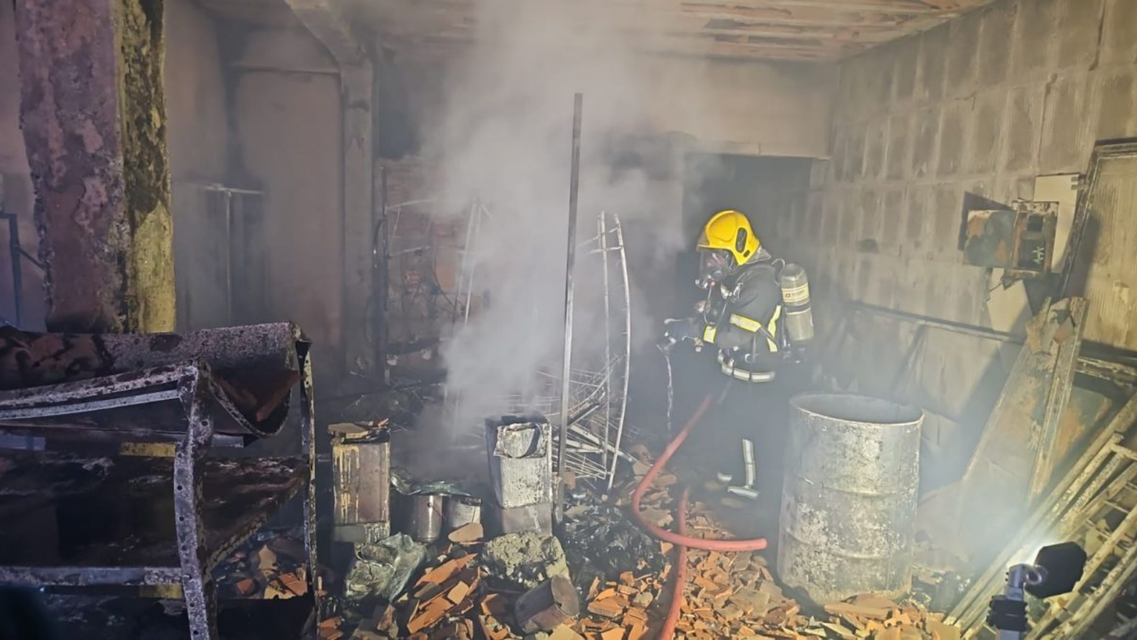 Incêndio atinge barracas e parte de imóvel em Romaria