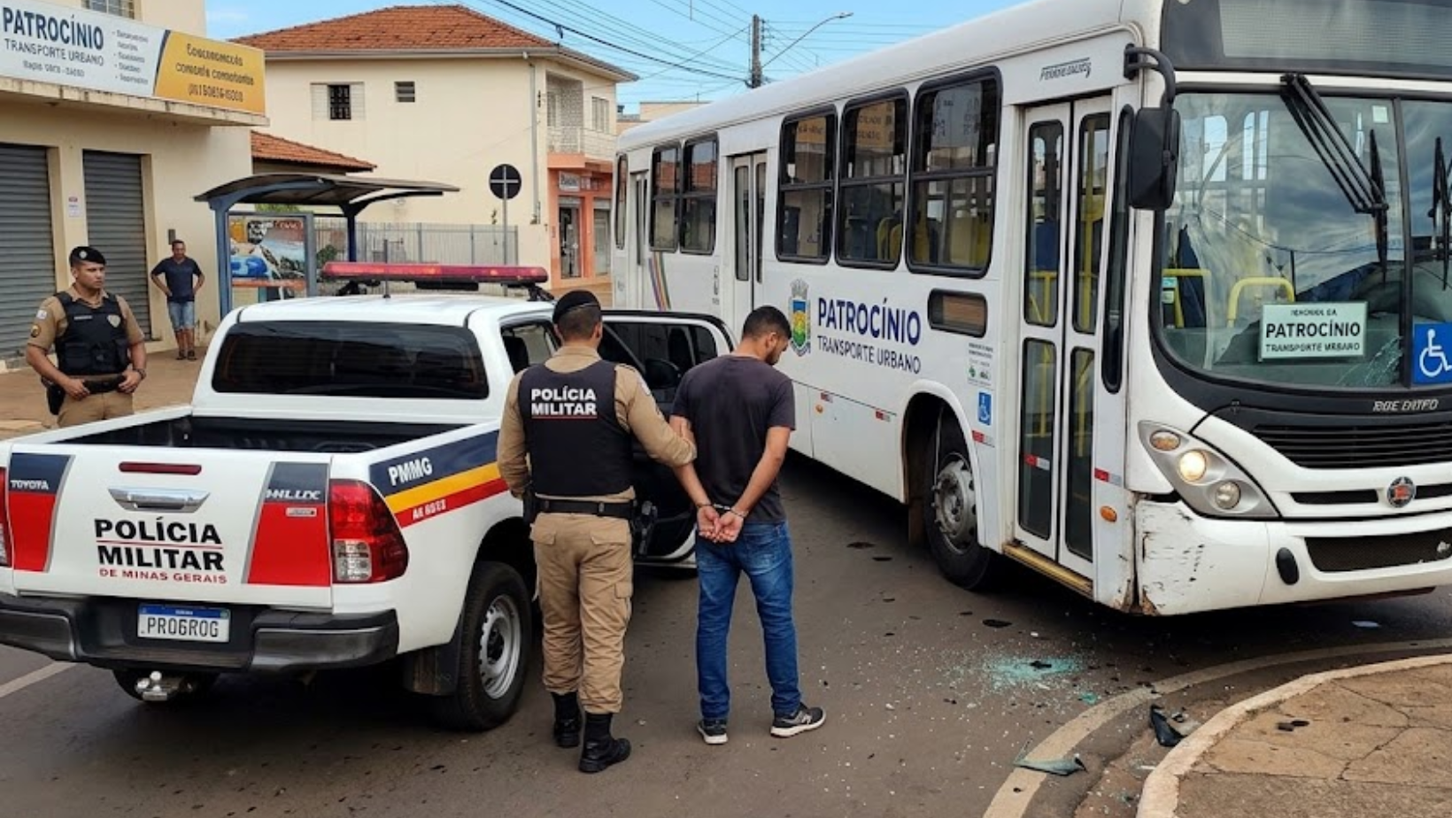 Ônibus furtado é localizado após acidente e suspeito acaba preso em Patrocínio