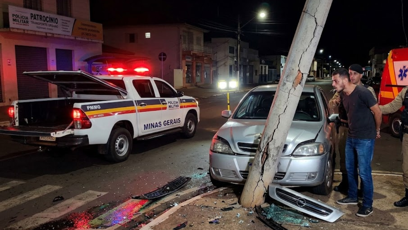 Motorista sem habilitação é detido após bater carro em poste em Patrocínio
