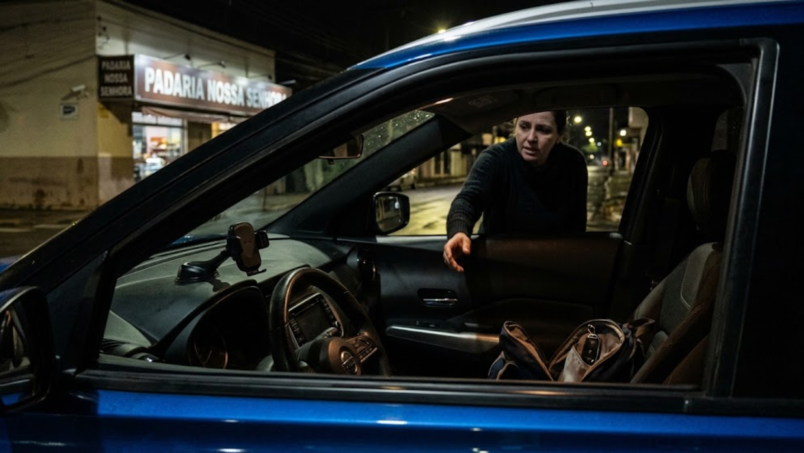 Celular é levado de dentro de carro durante a madrugada em Patrocínio