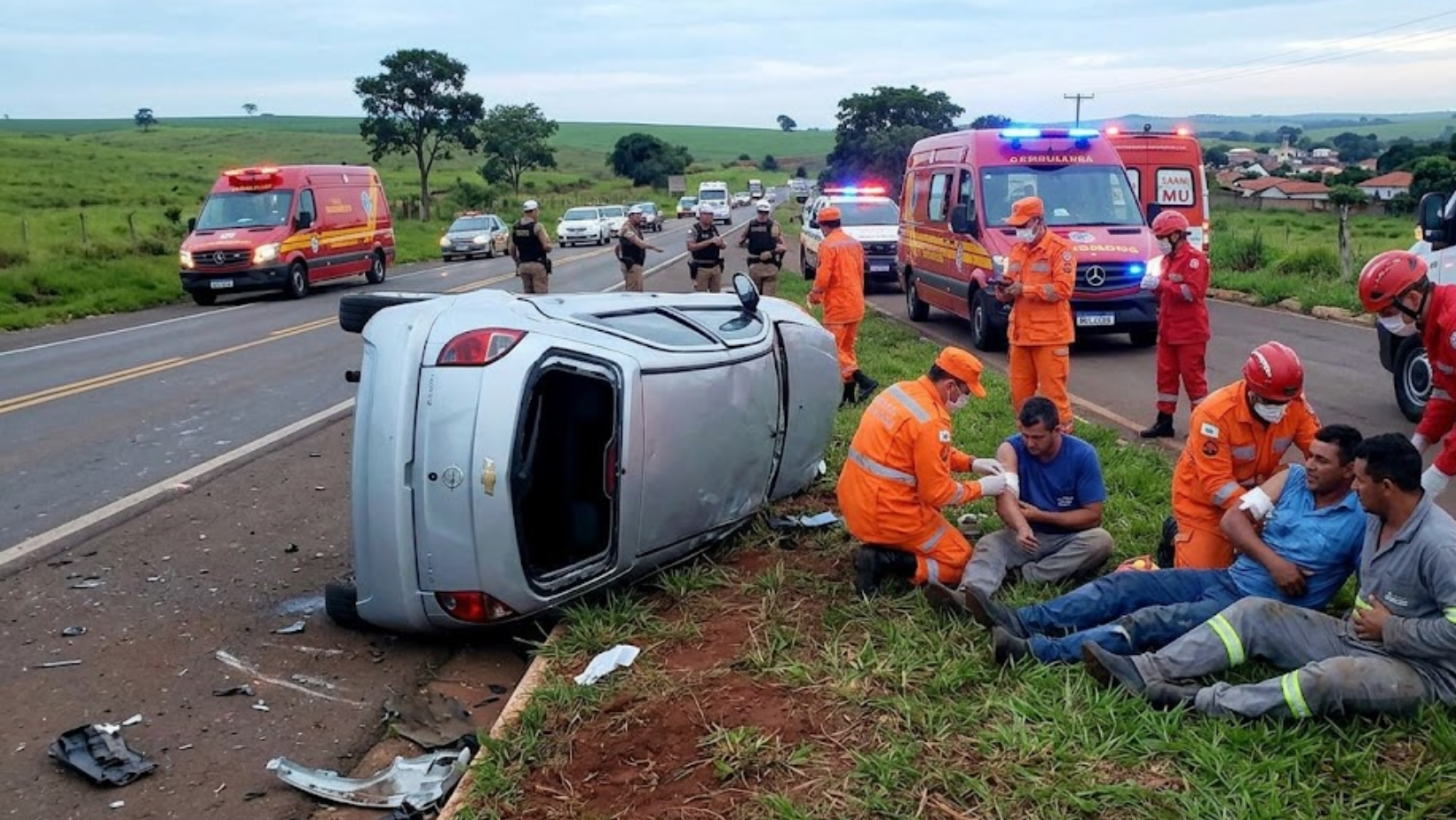 Capotamento na MG-230 deixa quatro trabalhadores feridos em Patrocínio