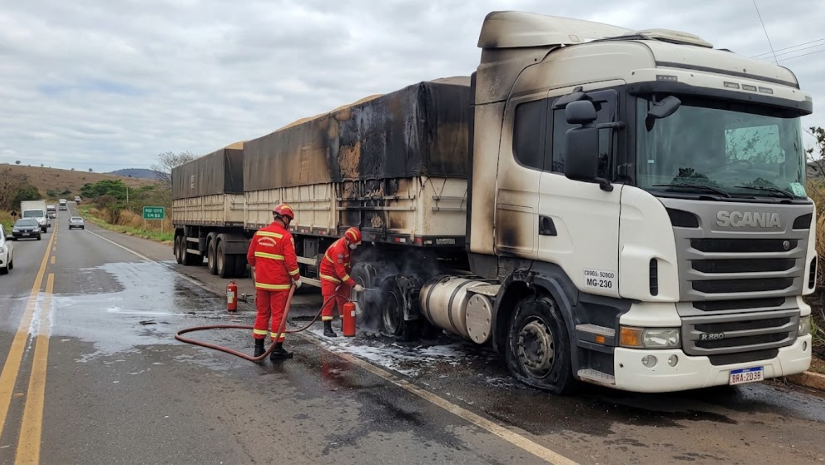 Carreta com quase 47 toneladas de sorgo pega fogo na MG-230