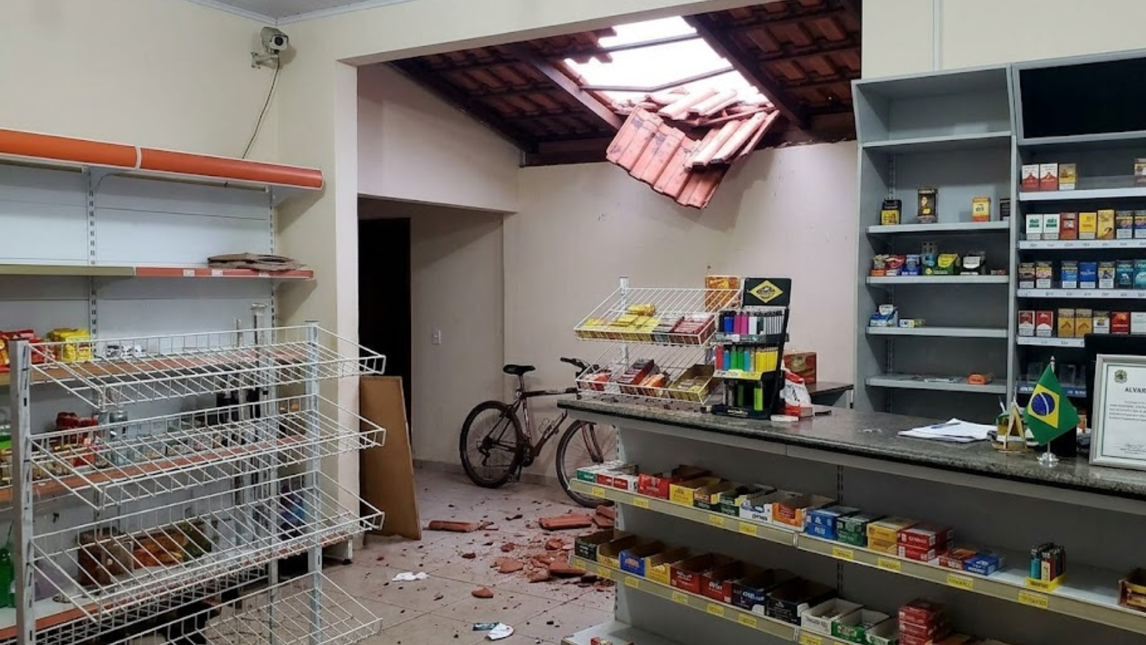 Comércio é invadido e produtos são furtados em Patrocínio