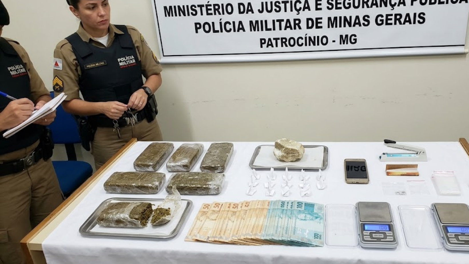 Mulher é presa com drogas e mais de R$ 3 mil em Patrocínio