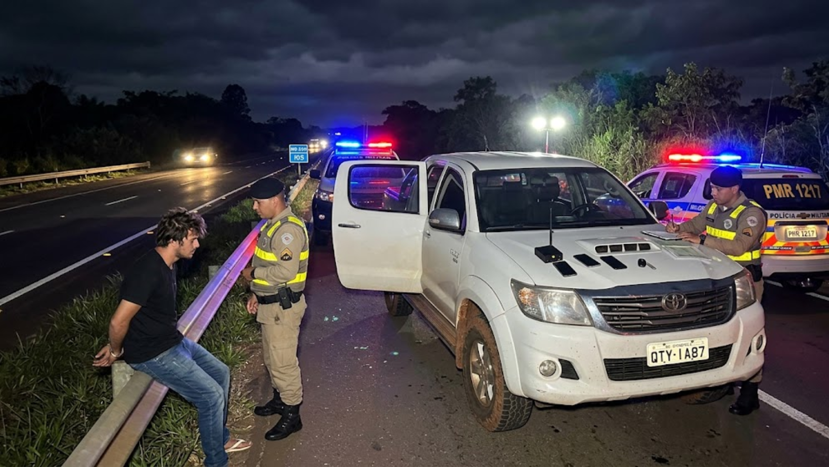 Polícia recupera Hilux furtada em Divinópolis durante abordagem na MG-230
