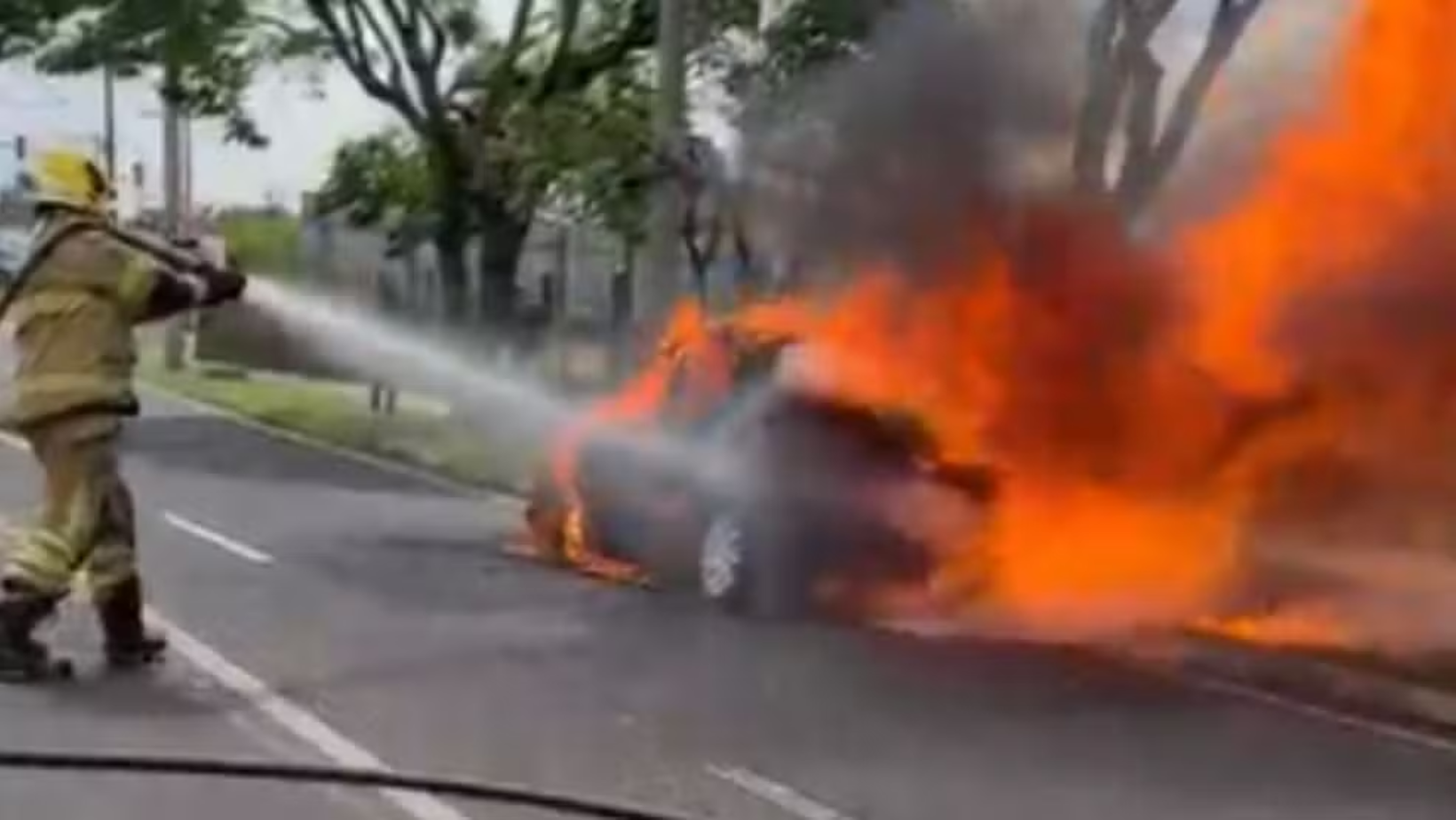Carro pega fogo em avenida de Uberaba e motorista consegue sair a tempo